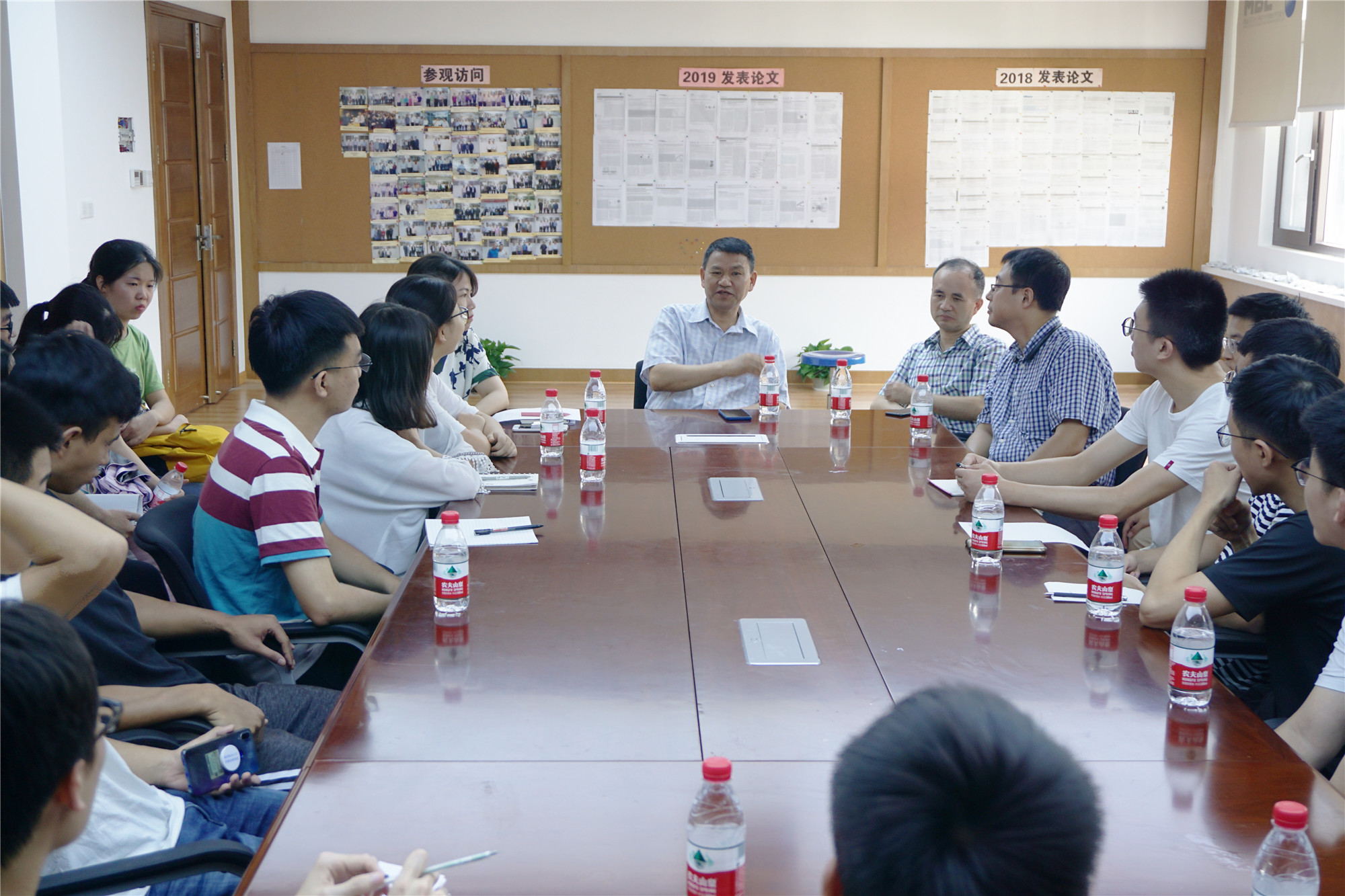 谭蔚泓院士与本科生探讨科研(图文)-湖南大学化学化工学院